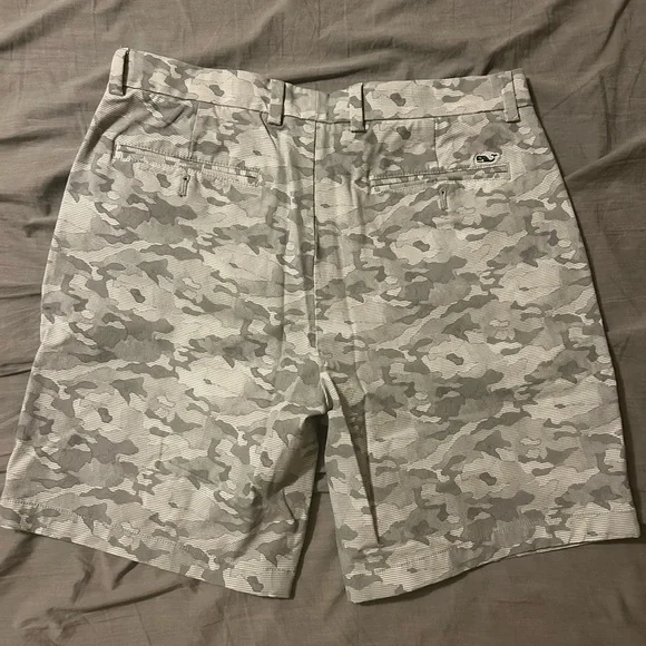 Vineyard Vines Men's Shorts - Picture 3 of 3